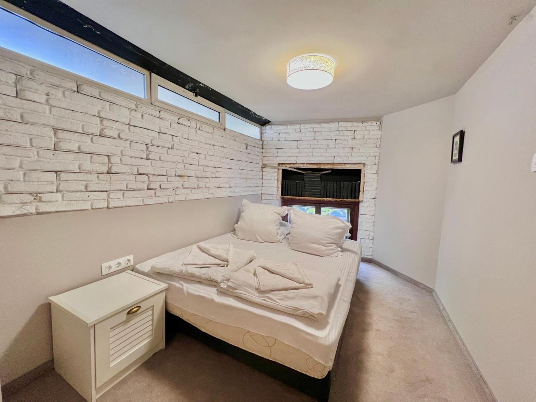 BED&BOOK hostel Warna Exterior foto